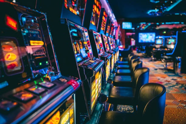 huntertoto link platform interface showing live casino tables and sportsbook